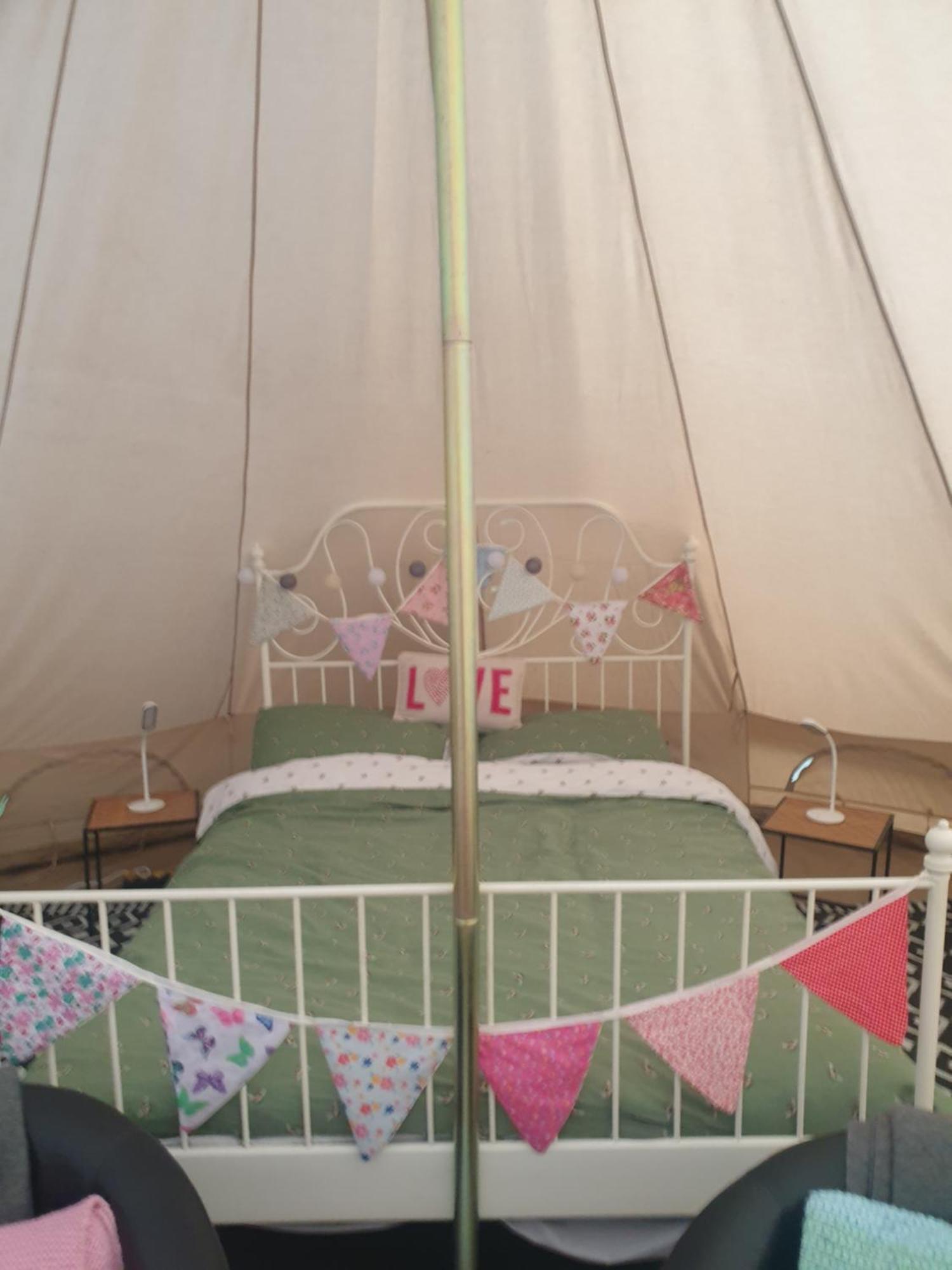 Wildberry Glamping Hotel Orgeres-la-Roche Exterior photo